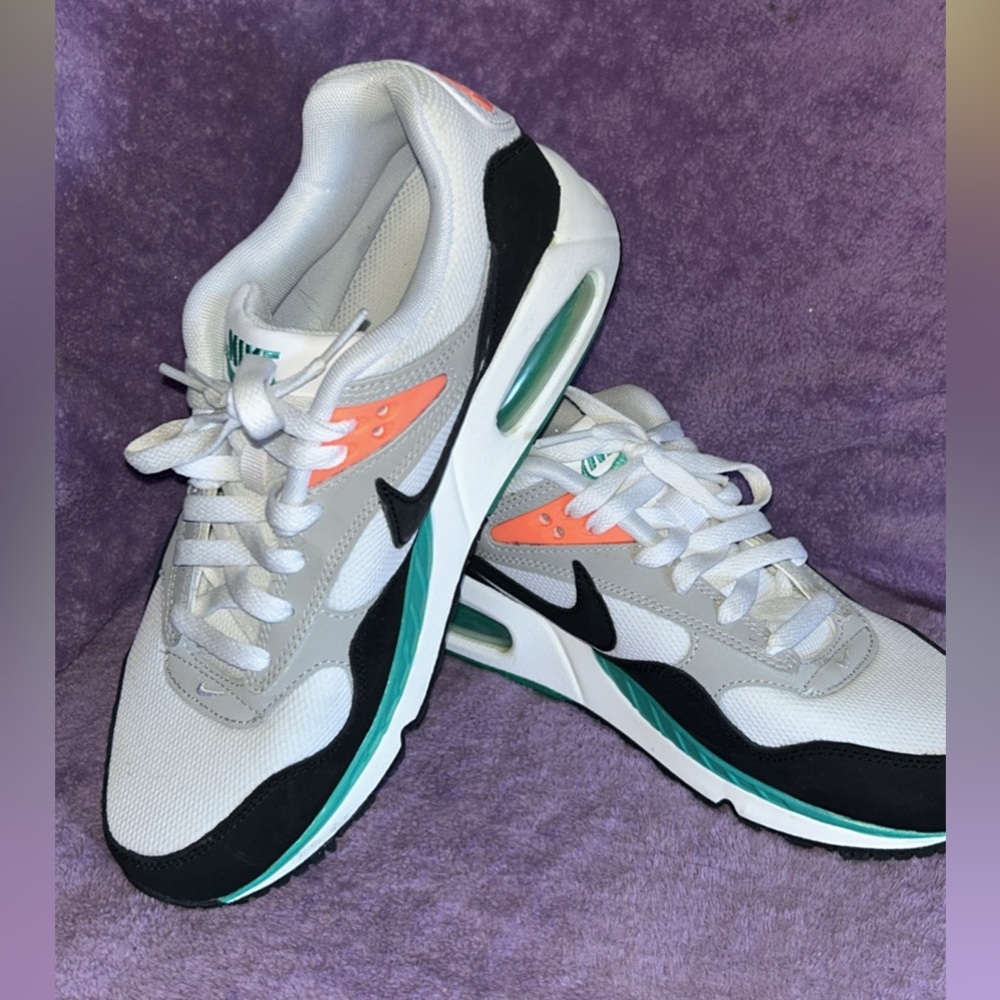 Nike Air Max Correlate sneaker in a white, black, and green colorway - size 8.5